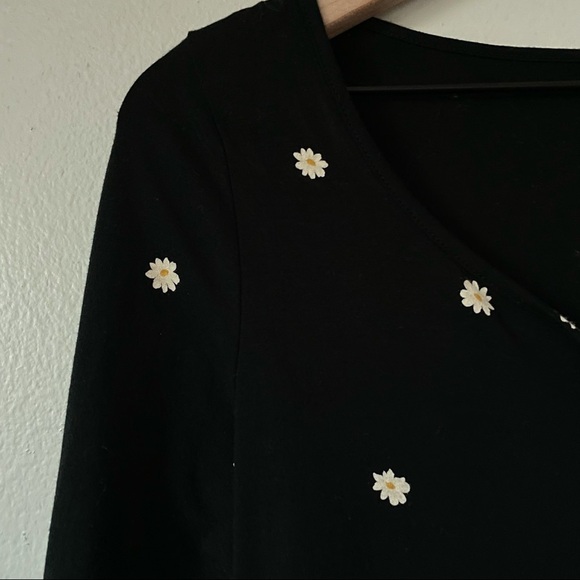 PINK Victoria’s Secret Black Daisy Print Long Sleeve Bodysuit - Picture 4 of 8